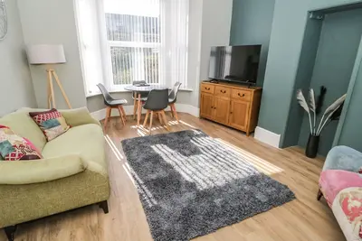Flat 1a Mona House, pet friendly, country holiday cottage in Deganwy