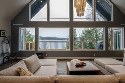 Image de Chalet 4 Chambres sur le Lac Labelle avec Quai & Spa Privé | La Maison Jakob