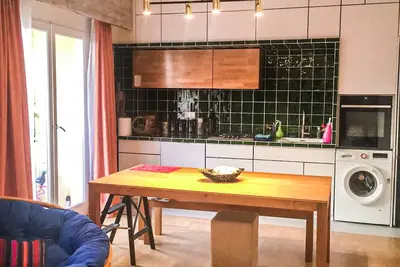 Image de Central, beautiful, newly renovated home with piano waiting for you!