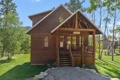 Image de Beautiful cabin with huge window views of the Black Hills.