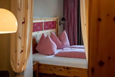 Image de Swiss stone pine room - Golfvilla