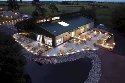 Image de Luxury Lakeside Lodge with HTub Beautiful Views Pass the Keys