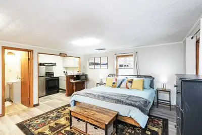 Image de Riverside Retreat*HotTub*2 Suites! 2 Kitchens!