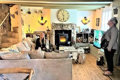 Beach cottage + patio & parking, 2 minutes walk to beach!
