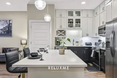Image de Reluxme| Luxury 1br in Uptown w/ Resort Amenities