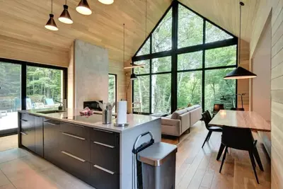 Image de La Cardinal Rouge · Lac Superior Chalet w/ Spa, Sauna & Games Room