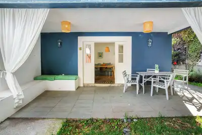 Image de Maison de vacances 'Calheta Beach House T1' avec vue sur la montagne, terrasse privée et Wi-Fi