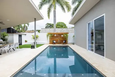 Image de Luxury house within walking distance of the beach.