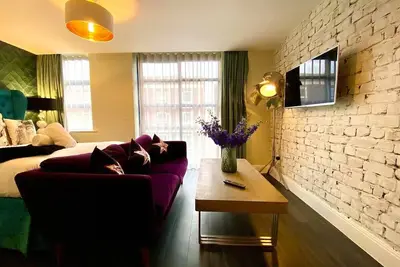 Modern Apartment -Parking & WiFi