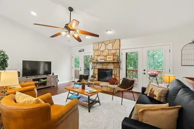 Image de ModernCabin/TeslaCharg/Gameroom/Dogfrndly/Firepit