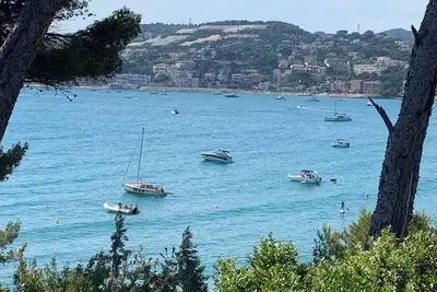 Image de Maison rénovée de 110 m2 avec jardin paysagé. Plage de Port Blanc à proximité.