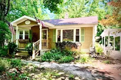 Image de Cozy Beach Cottage, Walk to the Lake!