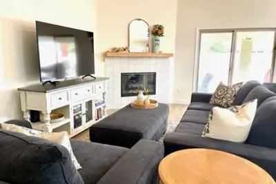 Image de Beautiful Updated Home with Heated Pool