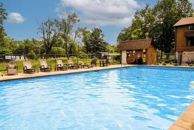 Image de Spacious Condo, Outdoor Heated Pool, Walk to Private Beach
