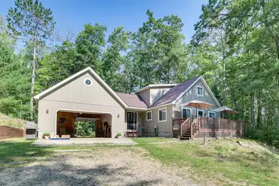 Image de Roscommon Retreat w/ Deck ~ 1 Mile to Higgins Lake