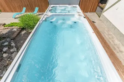 Image de Spacious 5 Br + 5 Br | Private Heated Pool & Hot Tub | 1-minute Walk to Beach