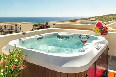 Image de ¡New 3br-3. 5ba w/ Pool, Terrace, Jacuzzi, Golf Course & Oceanview!