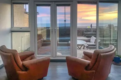 Image de Sunset beach house, right on the seafront