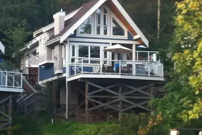 Image de Beautiful modern cottage with fireplace and large deck at Currents at Otter Bay.