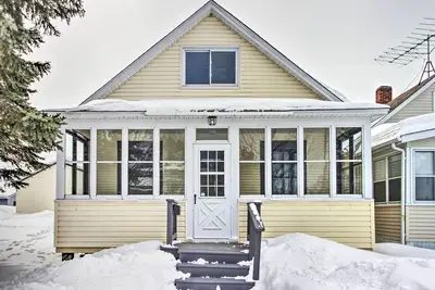 Image de Aurora Outdoorsy Getaway w/ Deck & Grill!