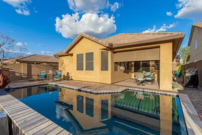 Image de Sun, Fun, Hot Pool Sleeps 8, Workspace and Play!