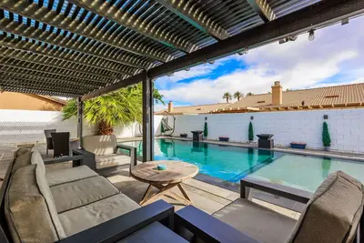 Image de 100 New Modern Desert Oasis Home -Zero Edge Pool & Spa