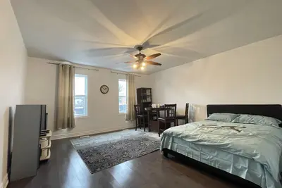 Image de Your another home close to Woodbine Beach and Downtown Toronto.