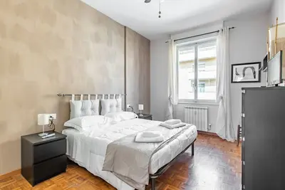 Image de Modern apartment of 80 square meters, which can accommodate up to 4 people, located on the fourth floor of a building with a lift (steps to access). The property is located a few meters from Lungarno and Cascine Park, in an area ideal for walking or cycl