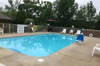 Image de Two Units w/ Free Parking, Free Breakfast! Pets are Welcome!