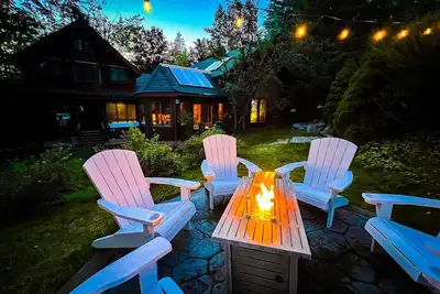 Image de Cityside Lodge, Newly Remodeled, Sleeps 15, Private Hot Tub and Indoor Sauna and Fire Pit!