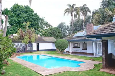 Image de Cozy Suburban Home with big pool, <5 minutes to City, Avondale/Groombridge shops