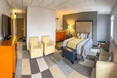Image de Coratel Inn by Jasper Iowa Fairfield - Deluxe 1 King Suites with Sofa Bed Ns