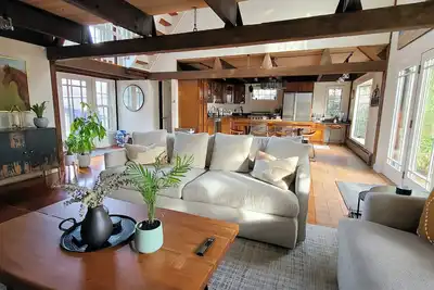 Image de 3bd Main Street Gem--In-Town, A/C, Deck, Yard, Enclosed Outdoor Shower