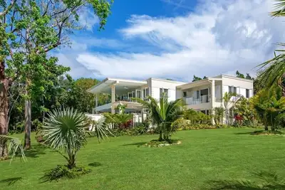 BougainVilla 6br, Montego Bay, Half Moon + Golf membership, fully staffed, modern!