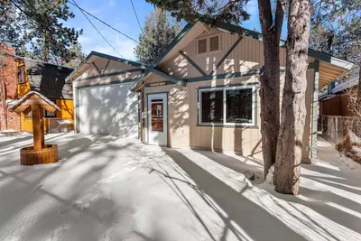 Image de Updated pet-friendly home with fenced yard, deck, near attractions and more!