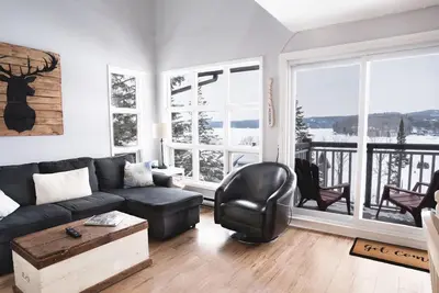 Image de Cozy Chalet overlooking the lake