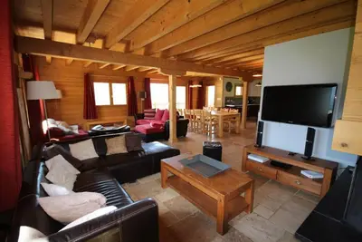 Image de Chalet, à 50m des pistes de ski, vue vallée, balcon, cheminée ou poêle à bois, parking, télévision