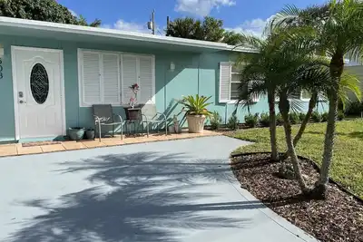 Image de Elegantly Remodeled 3\/2 house with large back fenced yard