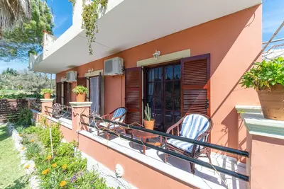 Image de Maison de vacances 'Skaros House' avec terrasse partagée, Wi-Fi et climatisation