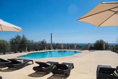 Image de Villa avec vue panoramique depuis la piscine, à 5 mi en voiture de la plage.