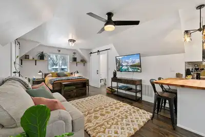Image de Bright, colorful & cozy studio in oldtown Timnath. Walking distance to a brewery