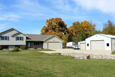 Image de Eaa Housing 10 miles West of Grounds