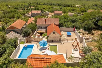 Image de Belle maison à Bruska avec WiFi