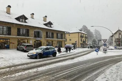 Image de Pinewood Attic -Mountain Two Steps Perfect location, free parking