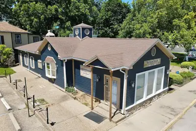 Image de Guest House with a River View, located downtown Hannibal, Mo—- No Cleaning Fee