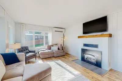 Image de Charming 1940s abode with hot tub, grill, fireplace, & game room - beach access