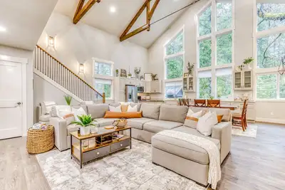 Image de Beautiful home with fireplace, sauna, full kitchen & W/D