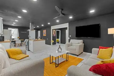 Image de \"Sleek and Modern Umed Retreat: Black and White Beauty\"