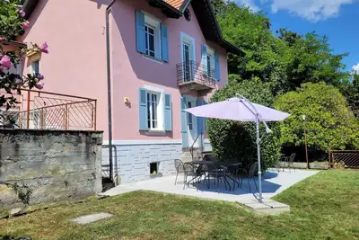 Image de Large, detached house with lake view