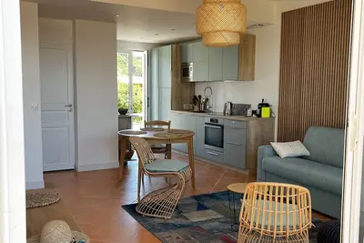 Image de beach house with garden, direct waterfront access